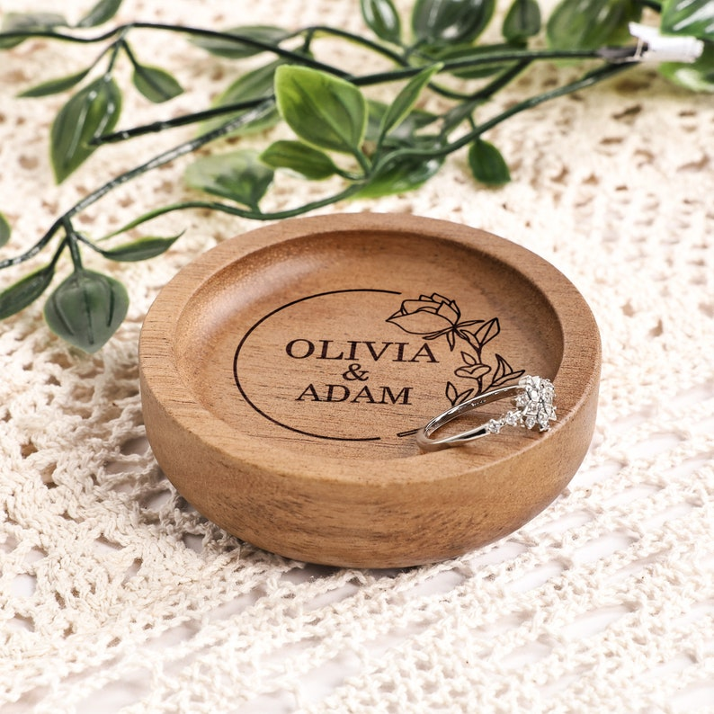 Personalized Wooden Ring Dish, Custom Round Wood Ring Dish, Engagement Ring Holder, Wedding Gift for Couple, Round Jewelry Tray